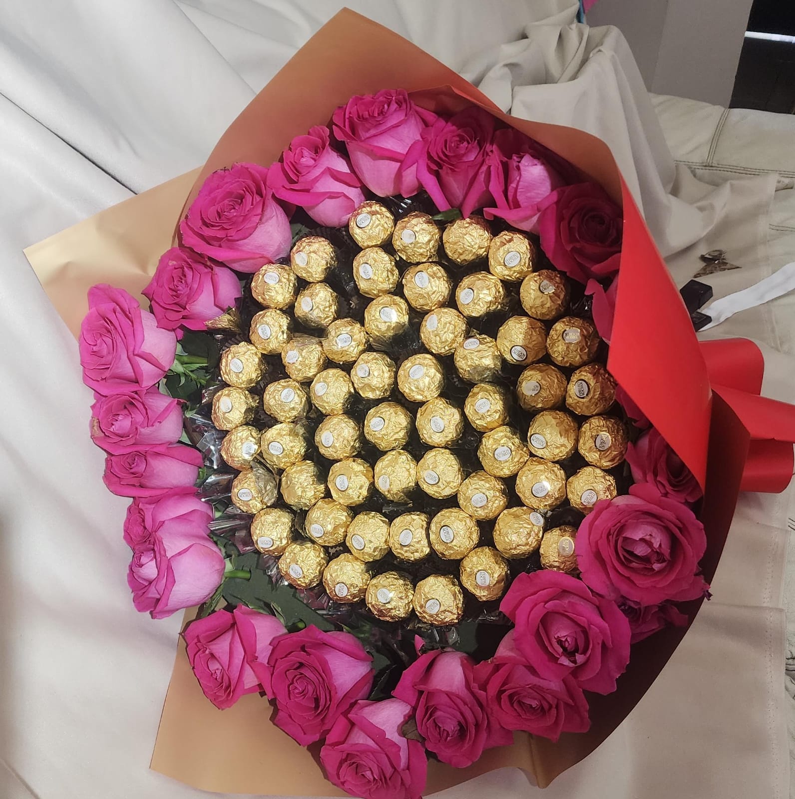 Delicioso ramo de chocolates ferrero rodeado de rosas